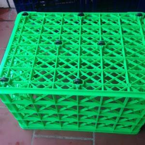 Giá sóng nhựa lớn có 8 bánh xe đựng hàng trong kho sản xuất