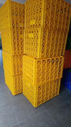 Giá sóng nhựa lớn có 8 bánh xe đựng hàng trong kho sản xuất