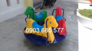 Trò chơi đu quay ngoài trời dành cho các bé