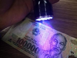 - Dùng Để Sấy Keo UV ,Diệt Khuẩn ,Soi Tiền ,Tìm Bọ Cạp
- Công dụng: Dùng chiếu sáng trong đêm khi nhà bị mất điện, khi đi leo núi, đi cắm trại...