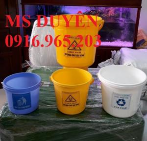 Xô y tế 5l trên xe tiêm