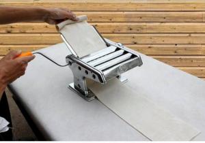 Máy cán bột quay tay được thiết kế đơn giản, thao tác dễ dàng, ai cũng có thể sử dụng được.