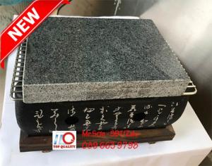 Bếp/Lò nướng than tại bàn bằng gang khắc chữ nhật bản và miếng đá nướng thịt bò kobe tại Tân Phú