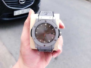 đồng hồ Hublot nam chạy cơ tự động.