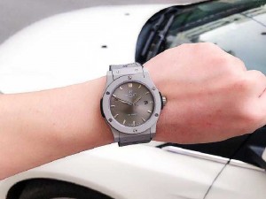 đồng hồ Hublot nam chạy cơ tự động.