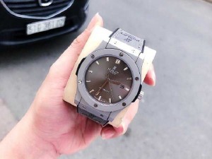 đồng hồ Hublot nam chạy cơ tự động.