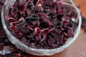 Trà hibiscus hay còn gọi là trà atiso_đỏ.
🌺 #Trà_Atiso_đỏ ( hay là #trà_Hibiscus, trà hoa bụp giấm) vốn rất nổi tiếng trong điều trị nhiều loại bệnh. Đặc biệt đối với những người bị bệnh tăng huyết áp và những ai đang muốn giảm cân. Với những ai rất sợ phải uống thuốc thì đây là lựa chọn tốt nhất. Vậy trà atiso đỏ có tác dụng như thế nào?