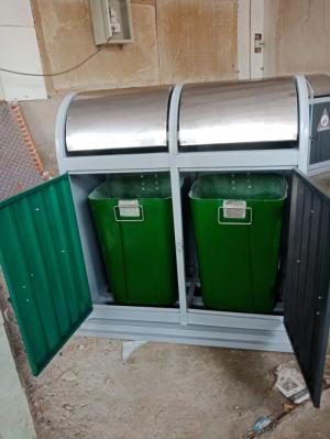 Sản xuất và cung cấp thùng rác treo đôi có chân sắt và 2 ngăn chứa rác