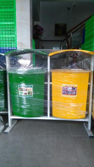 Sản xuất và cung cấp thùng rác treo đôi có chân sắt và 2 ngăn chứa rác