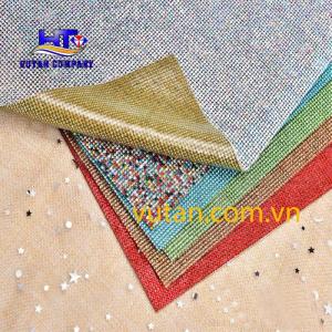 VŨ TÂN COMPANY là nhà sản xuất đá kết thủy tinh chuyên về phụ kiện trang trí quai giày dép, trang trí túi xách, kẹp tóc, micro, vô lăng xe hơi, ốp lưng điện thoại, tạo đẳng cấp mới cho ngành thời trang việt nam.