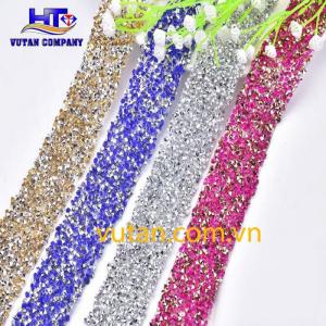 VŨ TÂN COMPANY là nhà sản xuất đá kết thủy tinh chuyên về phụ kiện trang trí quai giày dép, trang trí túi xách, kẹp tóc, micro, vô lăng xe hơi, ốp lưng điện thoại, tạo đẳng cấp mới cho ngành thời trang việt nam.