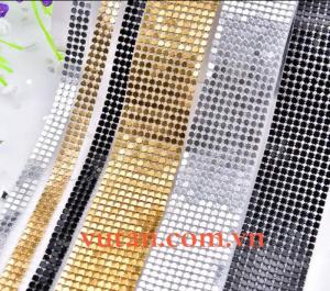 VŨ TÂN COMPANY là nhà sản xuất đá kết thủy tinh chuyên về phụ kiện trang trí quai giày dép, trang trí túi xách, kẹp tóc, micro, vô lăng xe hơi, ốp lưng điện thoại, tạo đẳng cấp mới cho ngành thời trang việt nam.