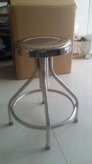 - Nâng hạ chiều cao bằng cách xoay mặt ghế, chiều cao điều chỉnh từ 550mm đến tối đa 670mm, không có bánh xe