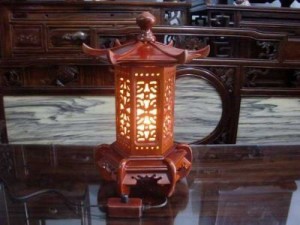 Đèn Trang Trí Gỗ Gụ