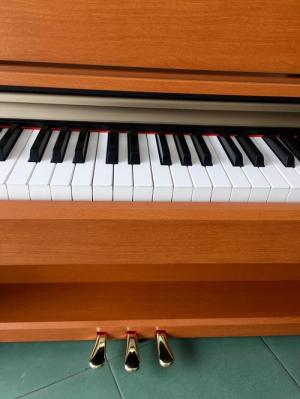 PIANO YAMAHA J-7000