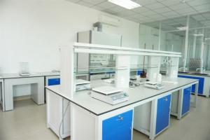 - Bàn thí nghiệm trung tâm, mặt bàn bằng vật liệu chuyên dụng phenolic của hãng Trespa- Hà Lan
+ Kích thước bàn (mm): L x W x H = 3600 x 1500 x 800 mm
+ Có 2 kệ (trên) chiều cao kệ tổng cộng 70cm, chiều rộng 30cm