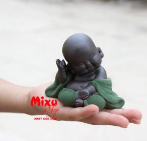 Tượng chú tiểu nghiêng chào bằng gốm tử sa cao cấp
