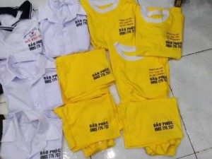 Áo thun đồng phục in ở lai áo