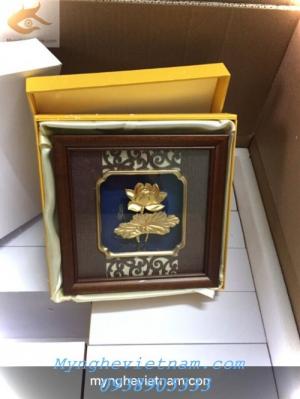 Quà tặng doanh nghiệp-Tranh hoa sen mạ vàng