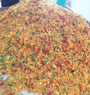 Bịch 500gr Khô gà rô ti sấy giòn với lá chanh, ớt thơm ngon hấp dẫn - Food by Mama