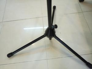 Chân đế micro dùng ca hát Karaoke .