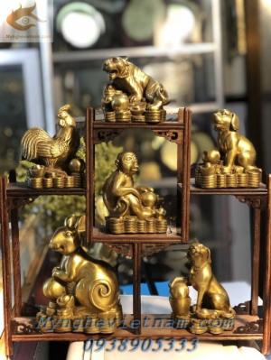 Tượng chuột phong thủy bằng đồng nằm trên đống tiền phong thủy bên cạnh là đàn con biểu tượng cho hạnh phúc sung túc ấm áp đủ đầy.
0938 905 333 Tư vấn 24/24