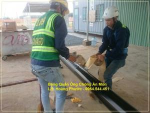 - Nhà thầu Takasago thi công băng quấn bọc bảo vệ tuyến ống kim loại chôn ngầm.