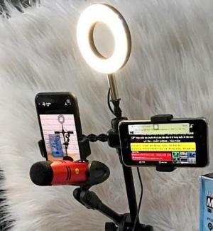 -Thông số kỹ thuật
- Tên sản phẩm: Bộ dụng cụ hỗ trợ live stream đa năng 4 trong 1
- Chất liệu: Thép và nhựa ABS cao cấp
- Đèn Led với 3 chế độ sáng: Sáng trắng, sáng vàng, sáng hỗ trợ đọc sách.
- Kích Thước Bóng Đèn : 16cm
- Chiều Cao Đèn : 75cm
- Cân Năng : 1,5kg
- Xoay 360 Độ