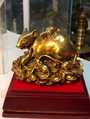Tượng chuột phong thủy bằng đồng nằm trên đống tiền phong thủy bên cạnh là đàn con biểu tượng cho hạnh phúc sung túc ấm áp đủ đầy