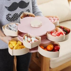 Khay gồm 10 hũ nhỏ tròn xinh xắn nằm ẩn trong hộp lớn hình hoa giúp bạn bảo quản mứt bánh luôn được thơm ngon và vệ sinh.
Khay đựng mứt xoay hình cánh hoa thiết kế thông minh phần nắp hộp có 1 đầu nắm, chỉ cần xoay đầu nắm đó 5 khay ẩn trong hộp sẽ đồng loạt mở ra, nhìn rất đẹp măt, tạo ấn tượng cho người nhìn