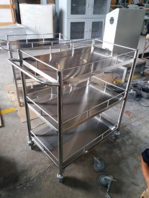 Xe đẩy inox 3 tầng dùng cho bệnh viện, phòng thí nghiệm