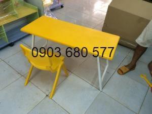 Cần bán bàn nhựa hình chữ nhật, gập chân được cho trẻ nhỏ