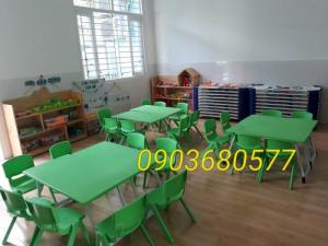 Cần bán bàn nhựa hình chữ nhật, gập chân được cho trẻ nhỏ