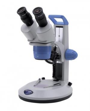 KÍNH SOI NỔI, PHÓNG ĐẠI 20-40 LẦN
Hãng sản xuất: Optika - Italy
Model: LAB-10
Thông số kỹ thuật:
- Đầu kính: loại hai mắt có thể xoay 360°, góc nghiêng 45° . Điều chỉnh diop trên cả 2 mặt. Khoảng cách điều chỉnh giữa 2 mắt 51 đến 75mm.
- Thân kính: thân trụ đứng, chỉnh độ qua 2 núm chỉnh ở 2 bên trục
- Vật kính hai độ phóng đại 2X và 4X tương đương 20 và 40 lần, khoảng cách làm việc 80mm.
- Thị kính: WF10x/20 mm
- Bàn đặt mẫu có đèn chiếu sáng và kẹp mẫu cho phép chiếu sáng và cố định mẫu.
- Nguồn đèn LED chiếu từ dưới lên và nguồn đèn chiếu từ trên xuống. Có thể điều chỉnh cường độ ánh sáng của cả hai nguồn đèn riêng biệt.
