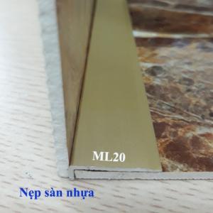 1. Nẹp nhôm sàn nhựa ML20
Chất liệu: Được làm bằng hợp kim nhôm, mạ công nghệ anode, sơn tĩnh điện, màu sắc đa dạng. Đây chính là lớp bảo vệ hoàn hảo cho thanh nhôm giúp chống ăn mòn, gỉ sẻ, có khả năng chống lại thời tiết xấu cũng như tác động mài mòn...
Màu sắc: Inox, vàng bóng (mờ), nhôm.
Ứng dụng của nẹp nhôm kế thúc sàn nhựa
+ Nẹp nhôm ML20 có công dụng chính là kết thúc sàn nhựa, bo viền sàn.
+ Che đi các khuyết điểm tại các mép sàn nhựa khi va đập, sứt xước trong quá trình thi công.
+ Phụ kiện sàn nhựa tránh các bụi bẩn cạnh tường khi tiếp giáp với mép sàn.
+ Tạo điểm nhấn trong việc trang trí nội thất bởi màu sắc đa dạng bắt mắt.
Thông số kỹ thuật
+ 2500mm(dài) x 20mm(rộng) x 4mm(cao)