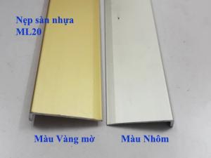 1. Nẹp nhôm sàn nhựa ML20
Chất liệu: Được làm bằng hợp kim nhôm, mạ công nghệ anode, sơn tĩnh điện, màu sắc đa dạng. Đây chính là lớp bảo vệ hoàn hảo cho thanh nhôm giúp chống ăn mòn, gỉ sẻ, có khả năng chống lại thời tiết xấu cũng như tác động mài mòn...
Màu sắc: Inox, vàng bóng (mờ), nhôm.
Ứng dụng của nẹp nhôm kế thúc sàn nhựa
+ Nẹp nhôm ML20 có công dụng chính là kết thúc sàn nhựa, bo viền sàn.
+ Che đi các khuyết điểm tại các mép sàn nhựa khi va đập, sứt xước trong quá trình thi công.
+ Phụ kiện sàn nhựa tránh các bụi bẩn cạnh tường khi tiếp giáp với mép sàn.
+ Tạo điểm nhấn trong việc trang trí nội thất bởi màu sắc đa dạng bắt mắt.
Thông số kỹ thuật
+ 2500mm(dài) x 20mm(rộng) x 4mm(cao)