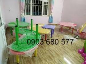 Chuyên cung cấp bàn nhựa vòng cung cho bé mầm non giá siêu hấp dẫn