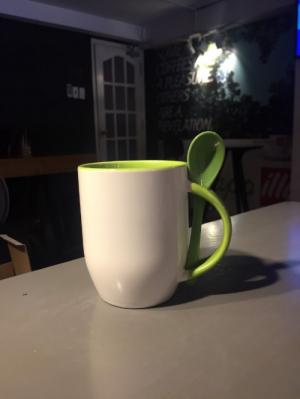 Quà tặng ly sứ in hình ảnh không đụng hàng - Con Hiu Hồng