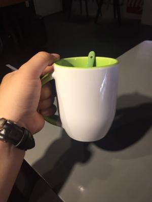 Quà tặng ly sứ in hình ảnh không đụng hàng - Con Hiu Hồng