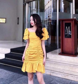 Đầm nhúm đuôi cá tay xếp tầng