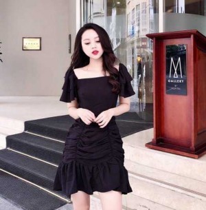 Đầm nhúm đuôi cá tay xếp tầng