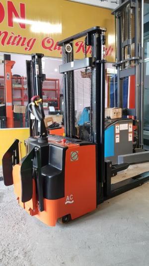 xe nâng điện cao đứng lái