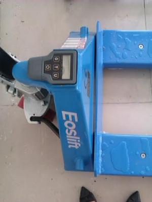xe nâng tay có gắn cân