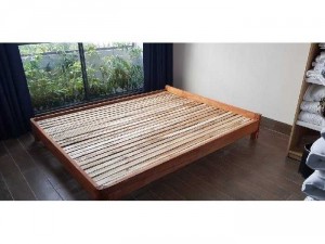 Giường gỗ tự nhiên chắc chắn,giá rẻ!