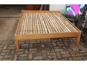 Giường gỗ tự nhiên chắc chắn,giá rẻ!