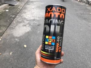 2- Tính năng của dầu nhớt nguyên tử Xado:
- Bù đắp hao mòn tự nhiên của bề mặt chi tiết do ma sát khi vận hành.
- Giữ cho bề mặt chi tiết, cũng nghĩa là khe hở lắp gép ở trạng thái chuẩn tối ưu lâu dài.
- Tăng độ ổn định, tăng độ bền cho động cơ và hệ truyền động..
- Tiết kiệm nhiên liệu, giảm tiếng ồn và độ rung.
- Tăng sức mạnh của động cơ. Giúp cho hệ truyền động làm việc chính xác và dứt khoát.
- Bảo vệ tốt máy móc khi vận hành ở chế độ tải max hoặc khi khởi động lạnh.
- Và các tính năng bôi trơn, chống xước, làm mát vv... như các loại dầu nhớt siêu cấp khác.