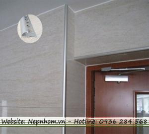 Ưu điểm dễ nhận thấy nhất của nẹp bo góc tròn YC là không phải cắt mòi, giúp tiết kiệm thời gian. Trước đây để hoàn thiện góc ốp lát , người ta thường phải cắt chéo mép viên gạch đi 45 độ (cắt mòi). Việc này mất rất nhiều thời gian, công sức, đồng thời dễ gây mẻ, sứt mép gạch phải bỏ đi , gây lãng phí vật liệu. Giờ đây, khi sử dụng nẹp nhôm góc ngoài YC chỉ cần một vài thao tác đơn giản, chúng ta đã có góc hoàn thiện đẹp và tiện lợi
Ưu điểm thứ hai của nẹp nhôm YC là an toàn hơn khi sử dụng. Với cách cắt mòi truyền thống sẽ tạo ra góc vuông sắc nhọn dễ gây chấn thương khi va chạm. Ngược lại, góc ốp lát hoàn thiện bằng nẹp YC có dạng tròn – trơn nhẵn, hoàn toàn yên tâm khi tiếp xúc.
Ngoài ra, nẹp bo góc tròn YC còn có ưu điểm là giúp vệ sinh các góc ốp lát dễ dàng hơn nên thường được sử dụng trong các khu vực bếp, vệ sinh, nhà hàng, quán ăn, trung tâm thương mại…
Đặc biệt nẹp nhôm bo góc tròn còn tạo điểm nhấn trong trang trí nội thất.