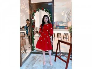 Đầm đỏ xếp ly tay phồng