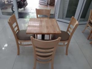 Bàn ghế gỗ Capin bọc nệm dành cho cafe,trà sữa,quán ăn,nhà hàng