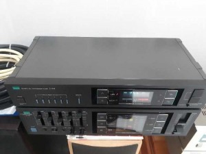 Một bộ AMPLI SANSUI và TUNER A-919.
